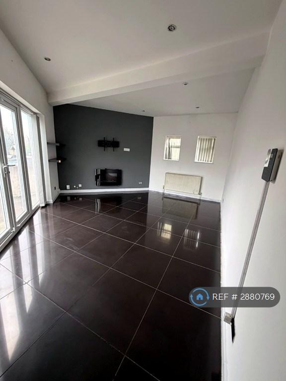 5 bedroom house in Daleside Avenue, Pudsey, LS28 (5 bed) (#2880769)