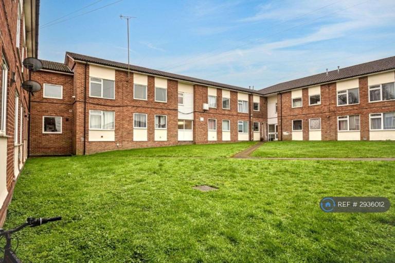1 bedroom flat in Waiblingen Way, Devizes, SN10 (1 bed) (#2936012)