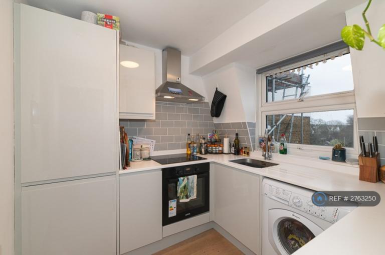 1 bedroom flat in Tooting High Street, London, SW17 (1 bed) (#2763250)