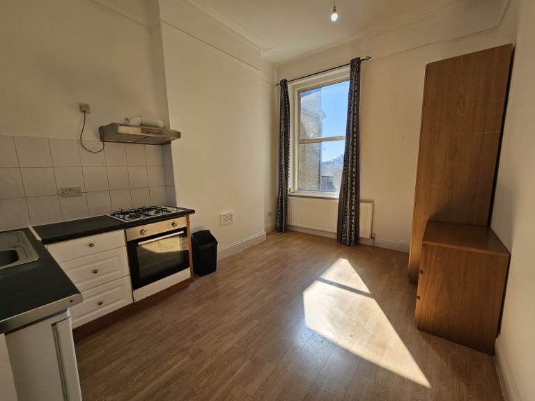 1st floor studio flat to rent on Cricklewood Broadway, NW2. Includes gas, electric and water bills.