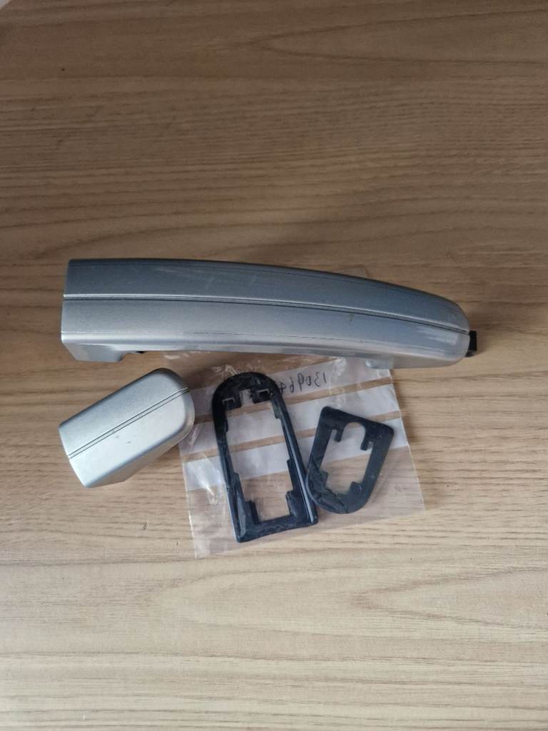Genuine Ford Focus Mk2 Exterior Door Handle Kit - Moondust Silver - 2004-2011 Condition: Used