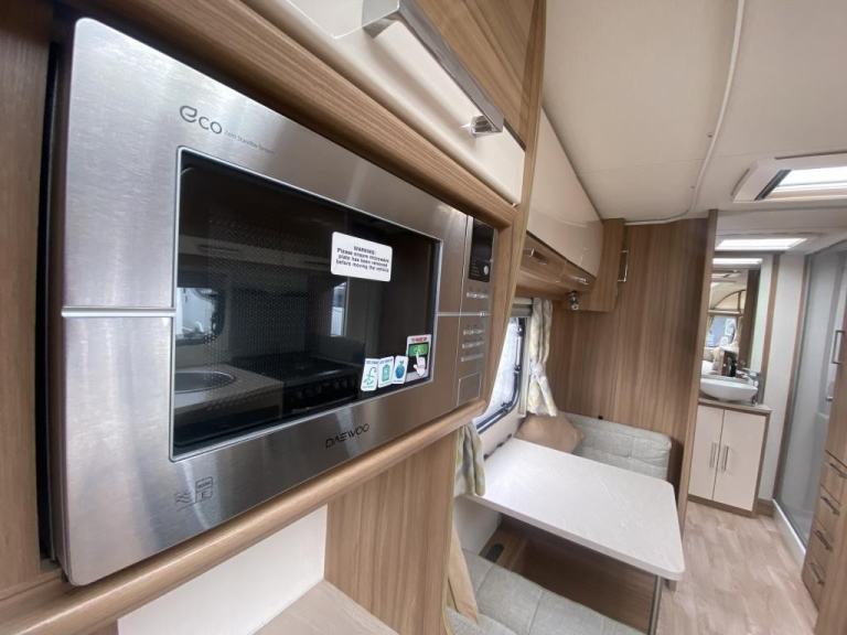 2017 LUNAR CLUBMAN ES LUXURY TOURING CARAVAN