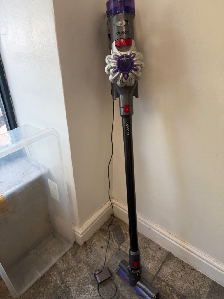 Dyson V8 Cordless Vacuum Cleaner – Good Condition