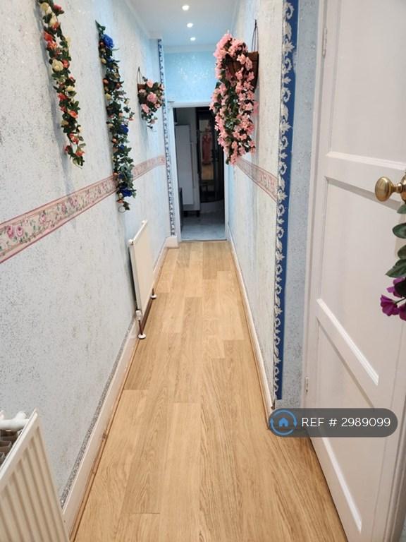 1 bedroom in Ground Floor, Leeds, LS2 (#2989099)