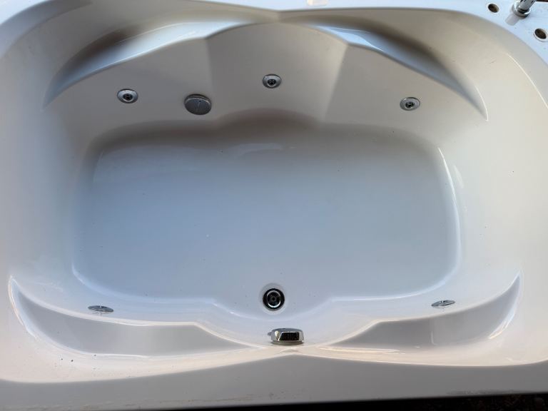 Large Jacuzzi Spa Whirlpool Bath