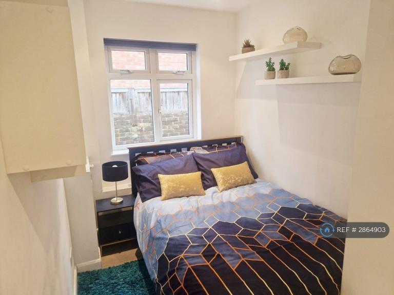 1 bedroom in Alandale Drive, Pinner, HA5 (#2864903)