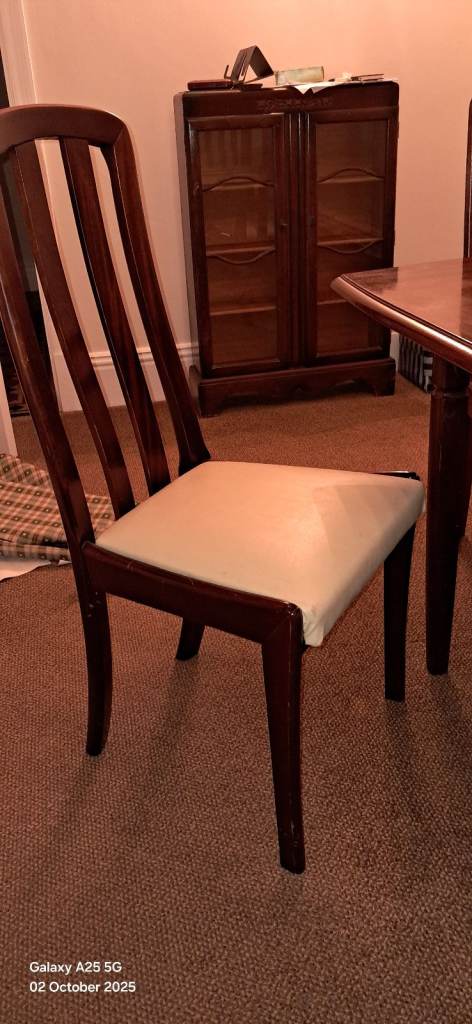 Table and 6 chairs. FREE!