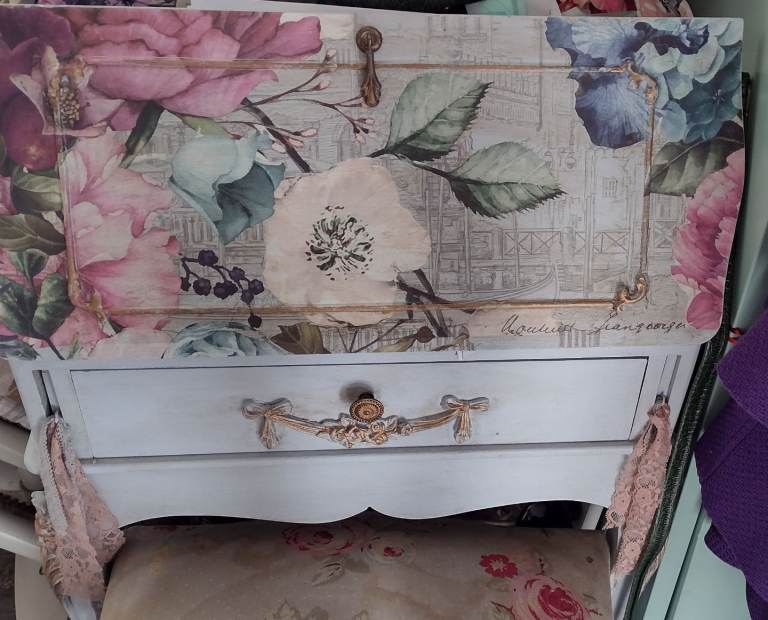 Writing desk and chair 