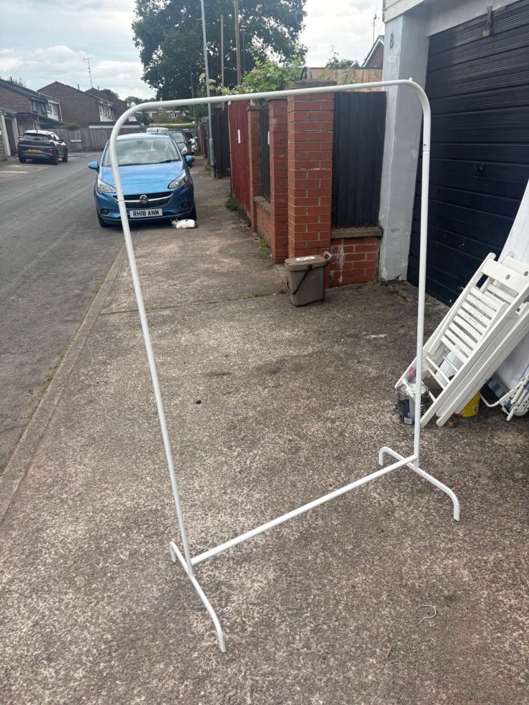 White clothes rail 