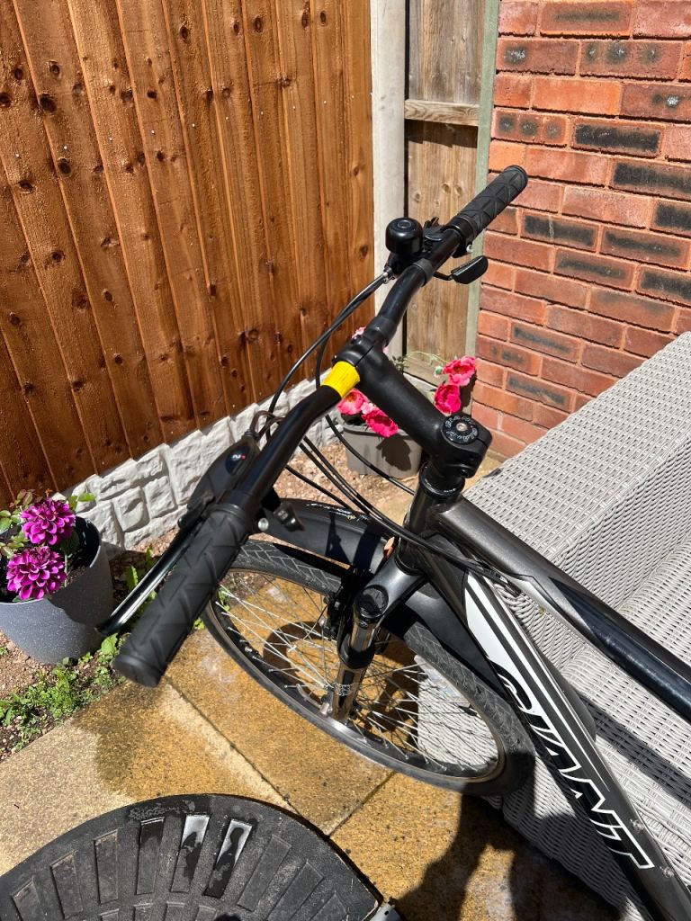 Giant Boulder City Bike - Good Condition, Black