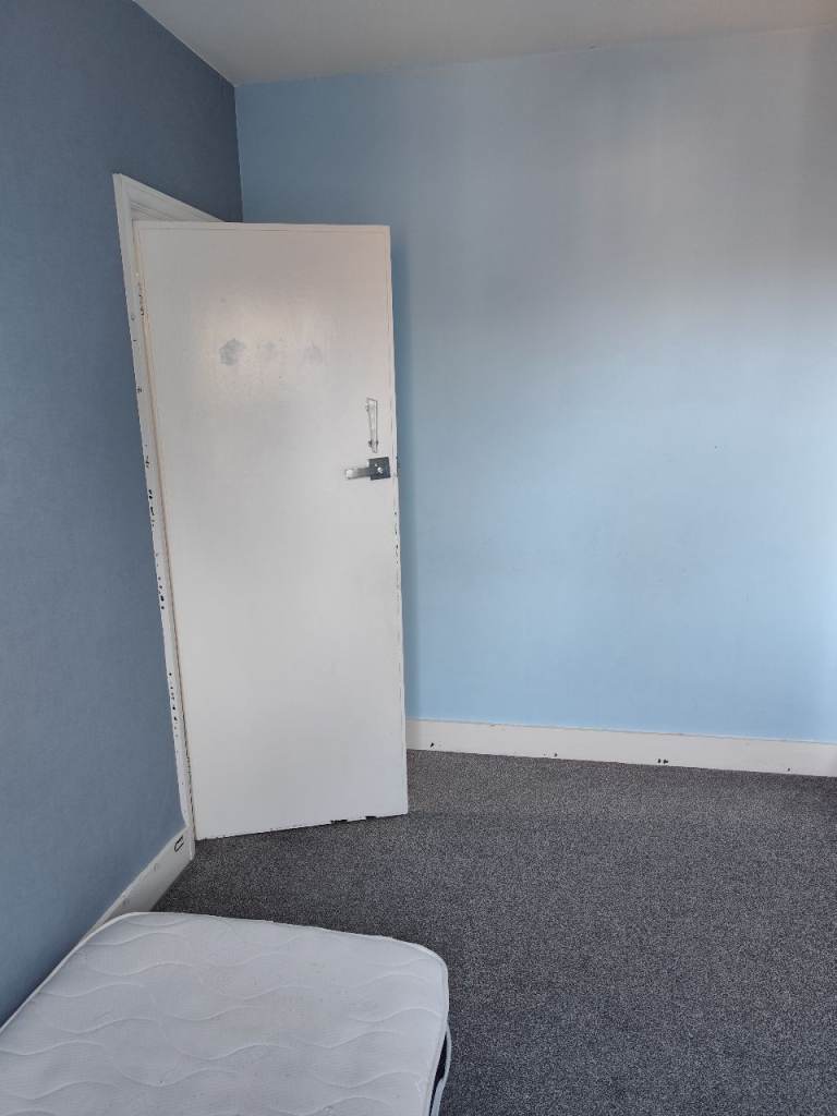 Medium size room available for rent for single professional Lady @£500(all bills included)