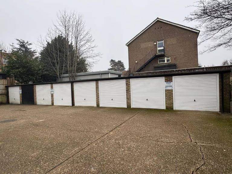 Garage to let Finchley 