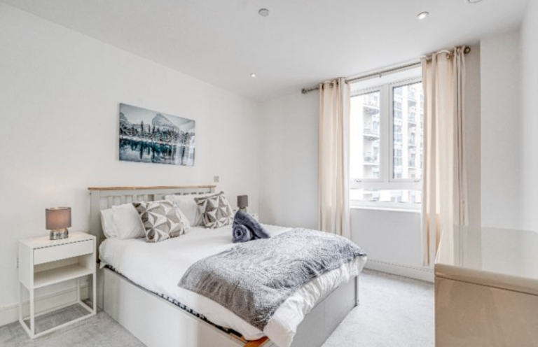 Modern 2 Bedroom Flat | Furnished | Fitted Kitchen | Parking | London, England - SW11