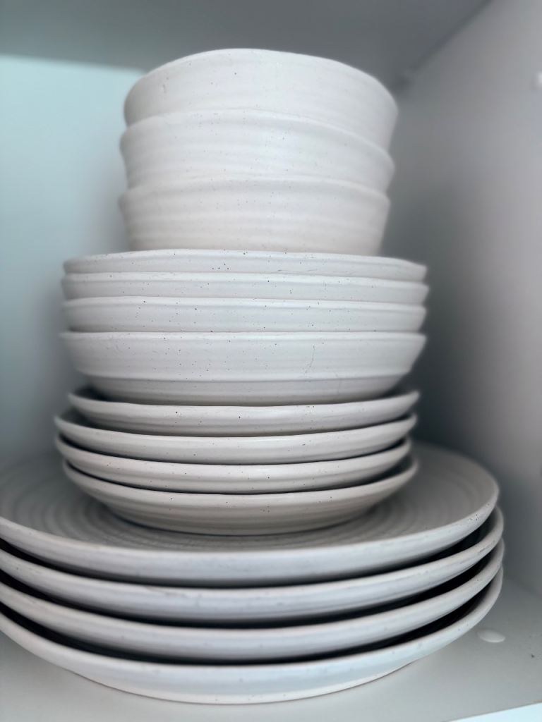 Fox and Ivy Ripple White Spiral Matt Stoneware Dining Set (Discontinued)