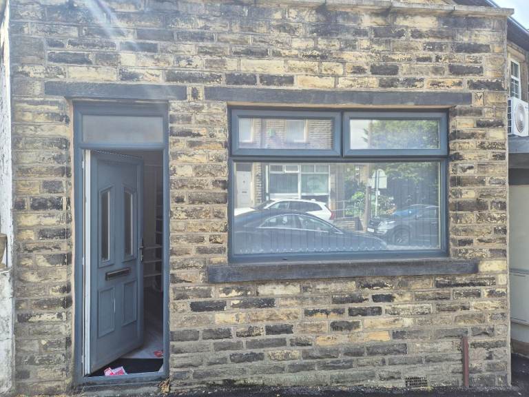 Commercial retail shop to let heart of colne, BB8 £395pcm