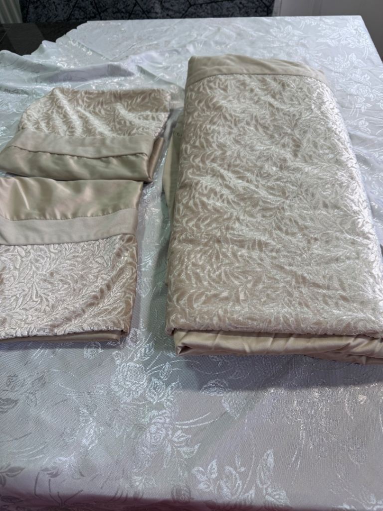 Cream Velvet Duvet Cover Set with Pillowcases – Good Condition