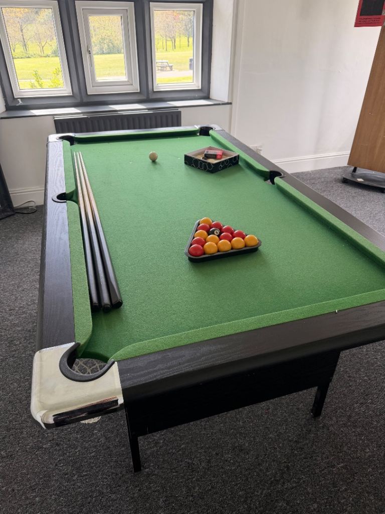 Pool table 