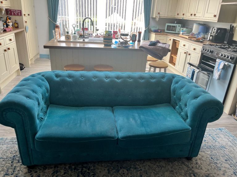 Stunning Teal chesterfield 3 seater sofa 