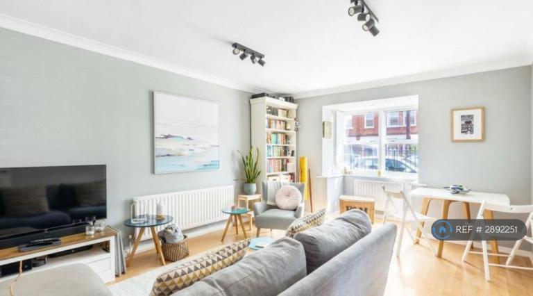 1 bedroom flat in Barns, London, SW14 (1 bed) (#2892251)
