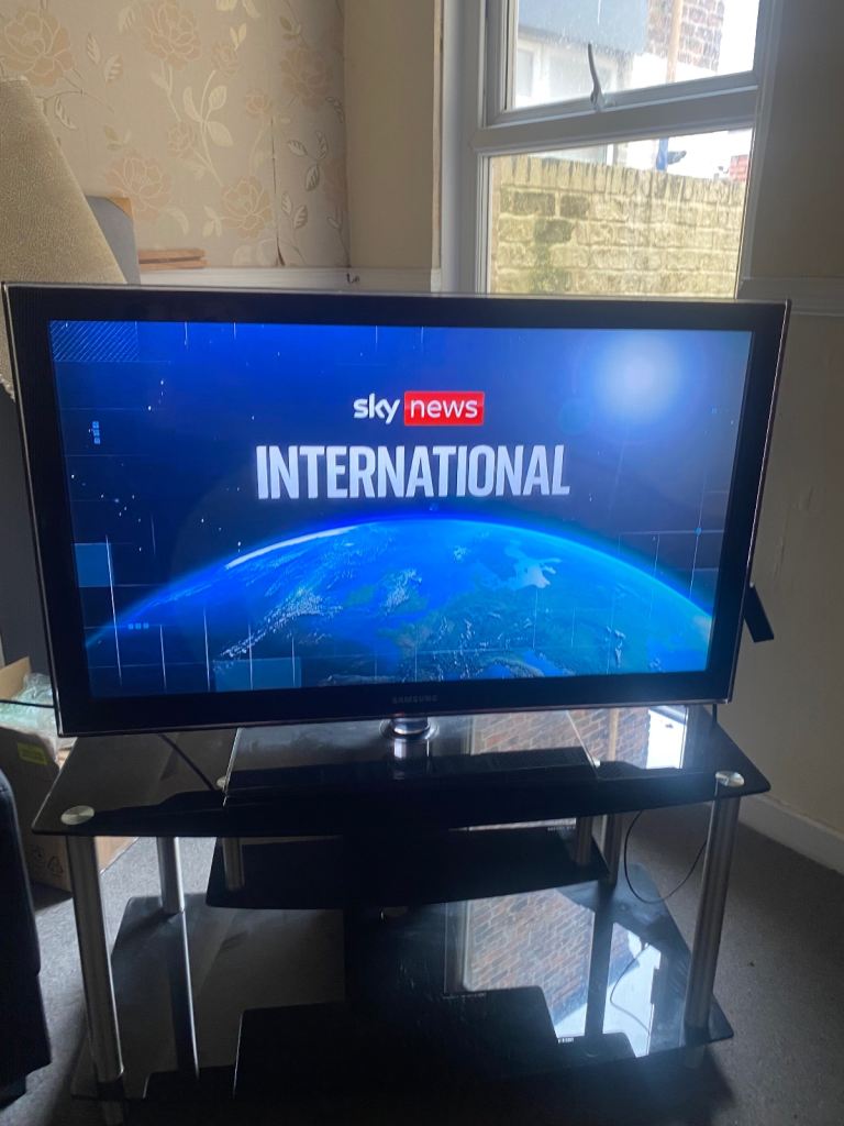 Samsung 47 inch tv with stand free delivery (can convert it to smart tv by using firestick ) 