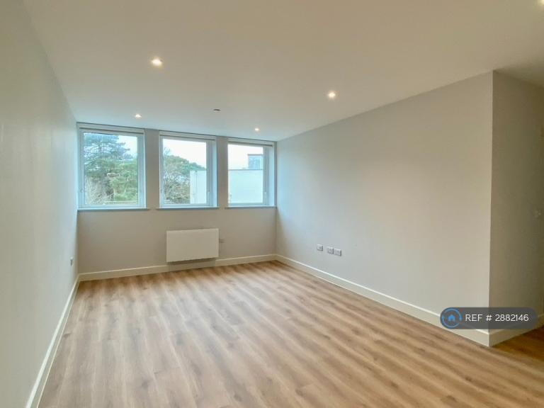 1 bedroom flat in Bournemouth House, Bournemouth, BH1 (1 bed) (#2882146)