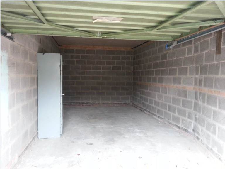Super large garage (260 square feet) in Chilwell £40/week