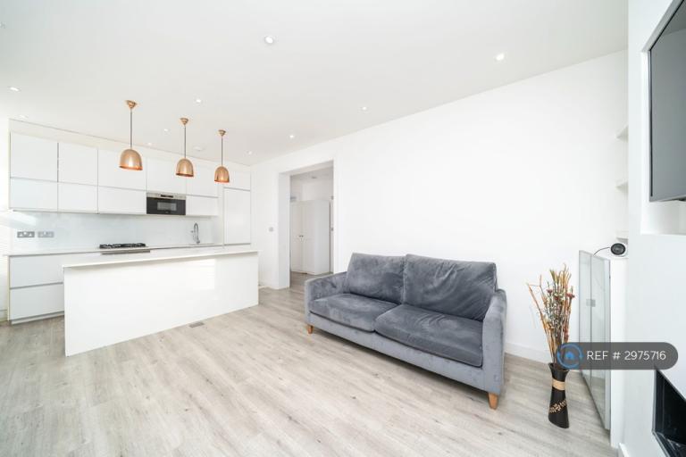 3 bedroom flat in Childs Hill, London, NW2 (3 bed) (#2975716)