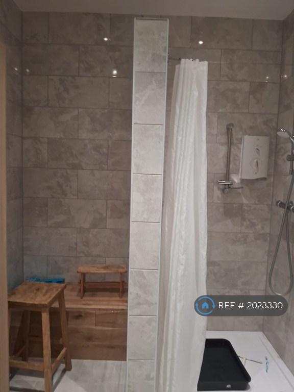 1 bedroom in Beatrice Avenue, London, SW16 (#2023330)