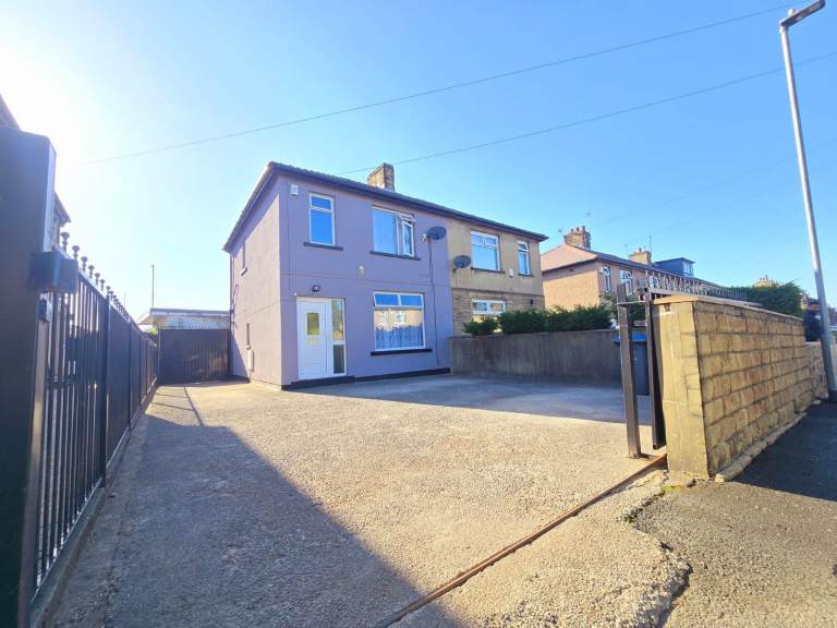 House to let. Semi- detached, 3 bedroom 