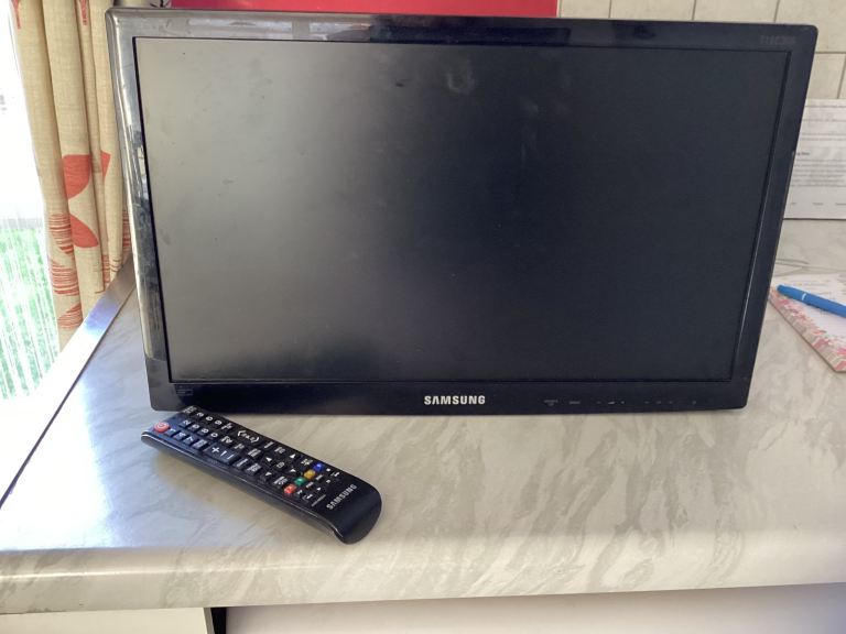 Samsung Small Black TV with Remote – spares or repair 