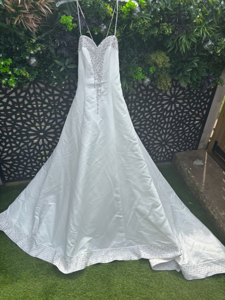 Forever Yours wedding bridal dress size 6-8 detail diamantés pearls A-Line big train