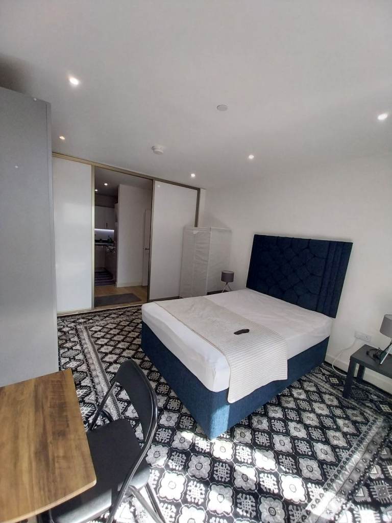 LARGE ROOM AVAILABLE FOR RENT IN HIGH STREET HOUNSLOW TW3 