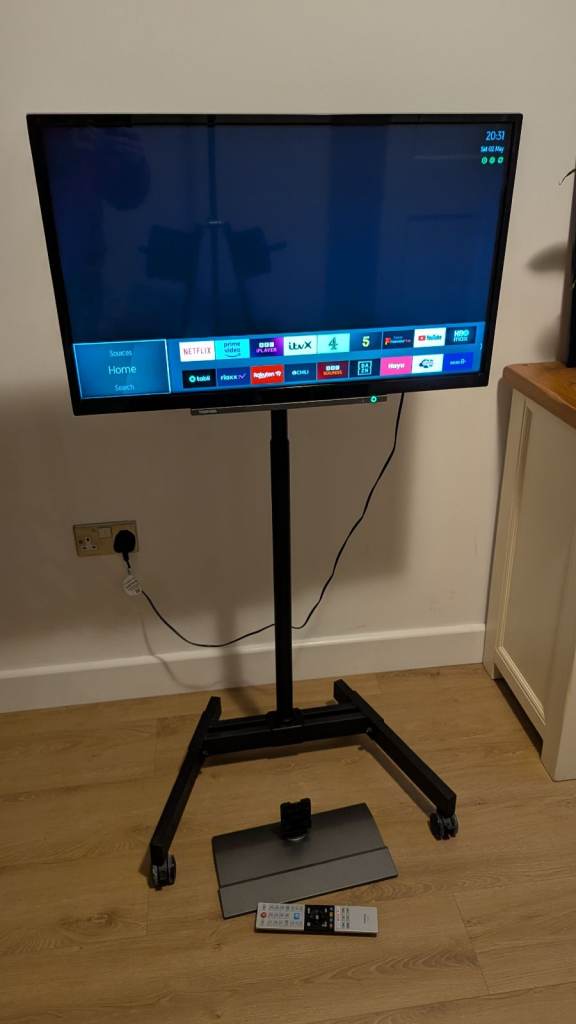 32" HD Ready Smart TV Toshiba with TV stand