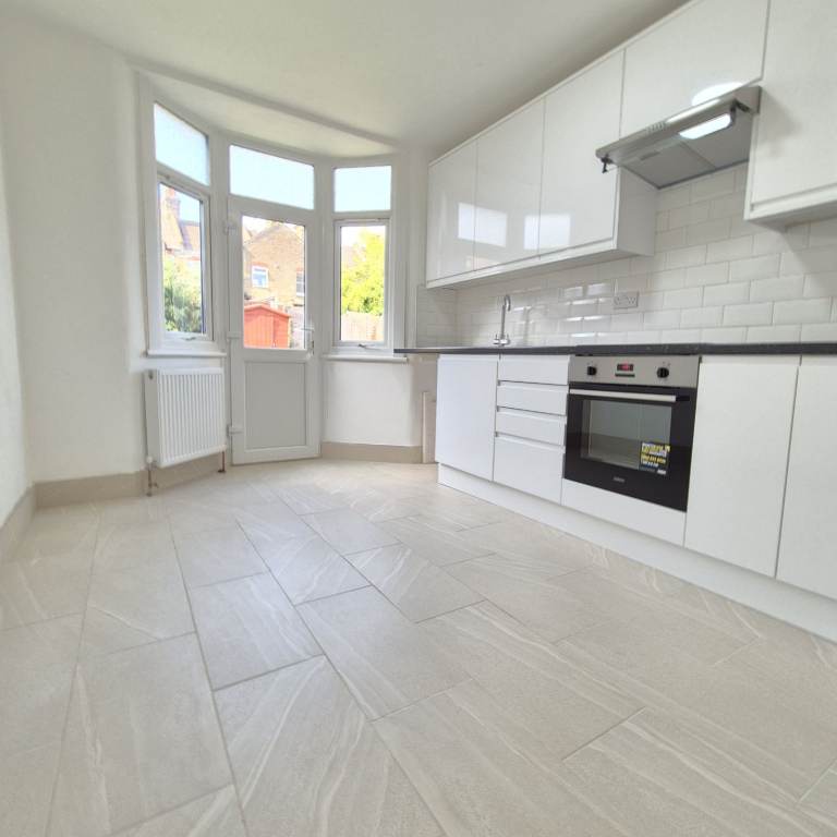 STUNNING 2 bedroom garden flat for rent located in Edmonton in brand new condition throughout!