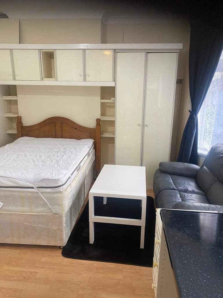 Self contained studio in Thornton Heath. Inclusive of all bills £850pcm. CR7 7RL.