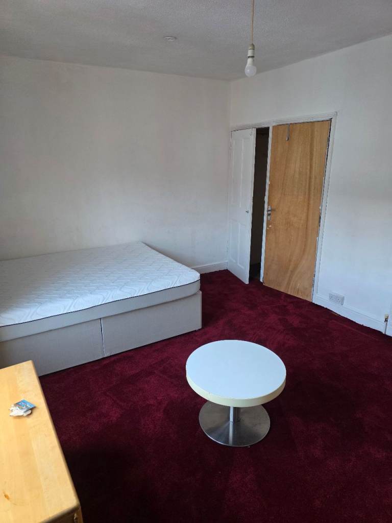 Clean double room to rent. 