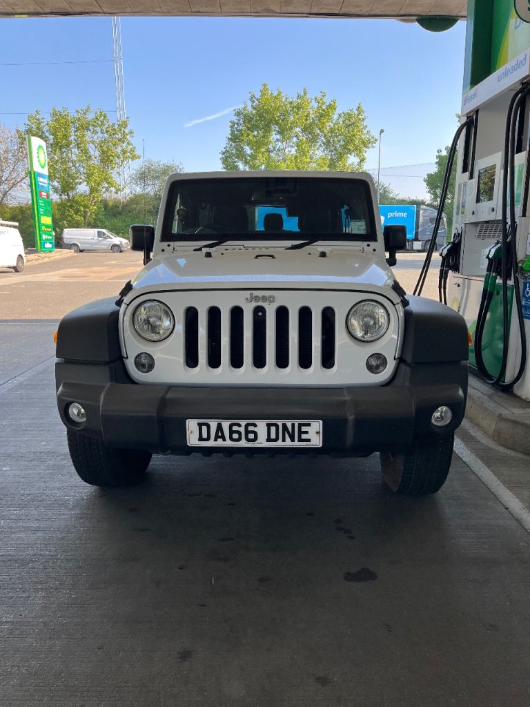 White Jeep Wrangler Rubicon 