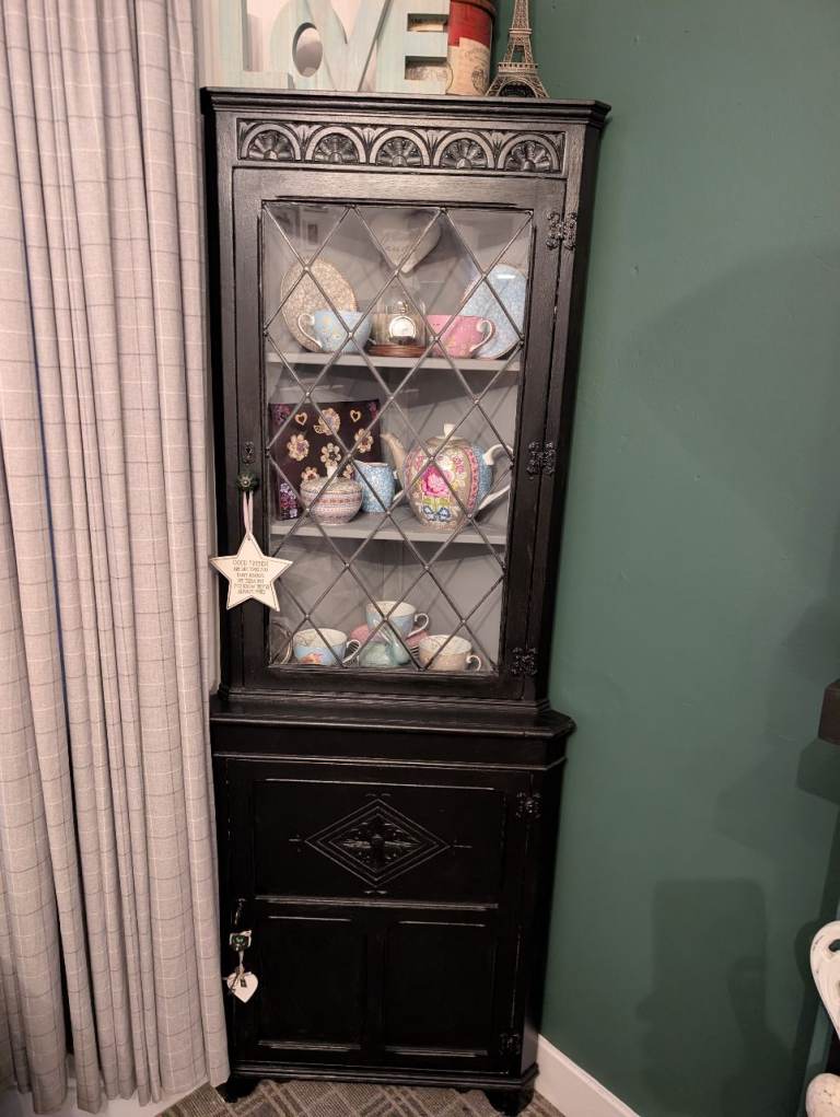 Corner cabinet 