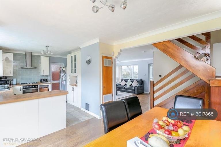 4 bedroom house in Feroners Close, Crawley, RH10 (4 bed) (#3017868)