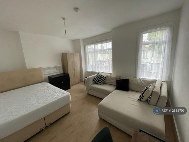 5 bedroom house in Woodlands Road, Southall, UB1 (5 bed) (#2883795)