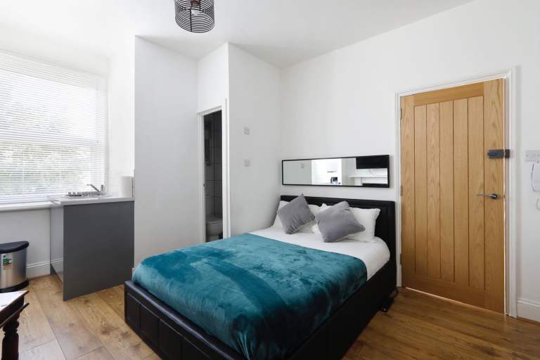 All bills Inc Lovely studio Hove short or long term £1200 