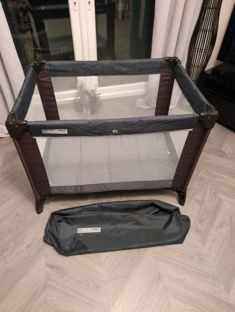 Mama's papas travel cot