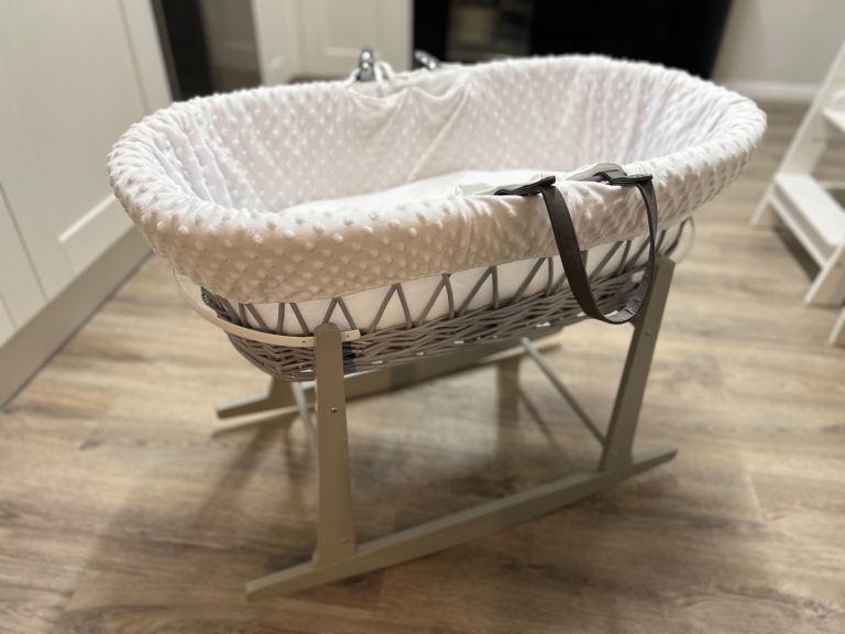 Puggle Rocking Moses basket wicker grey & white