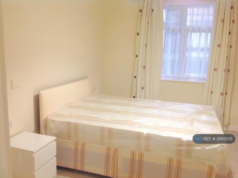 1 bedroom flat in Caledonian Road, London, N1 (1 bed) (#2893525)