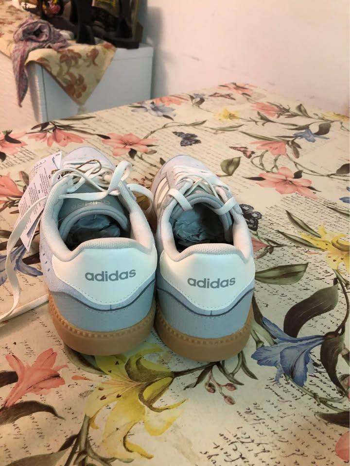 Adidas unisex trainers size 7 Brand new