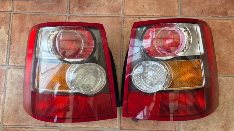 Range Rover /Land Rover Sport pair of complete tail lights