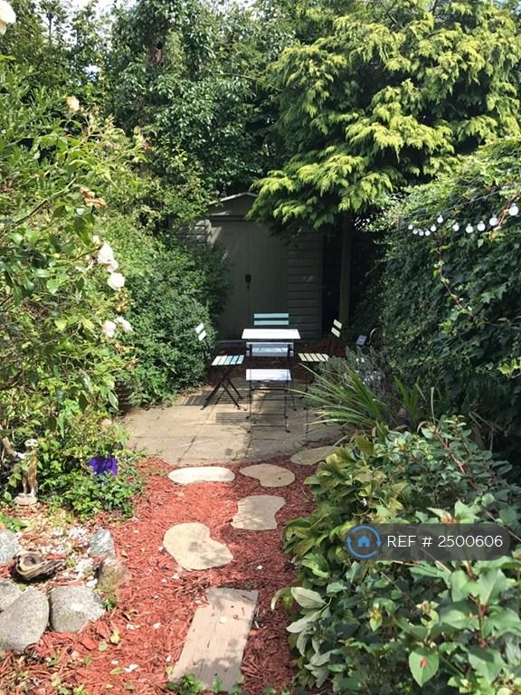 2 bedroom flat in Carville Crescent, Brentford, TW8 (2 bed) (#2500606)