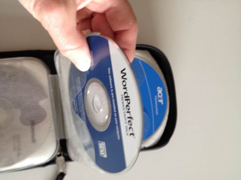 CD or DVD TRAVEL CASE OR WALLET ~ Holds 12