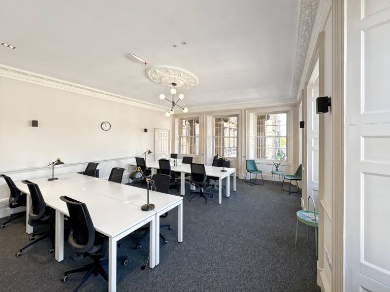 Edinburgh - EH1 3EG \ Flexible Office Space with 5 Workstations