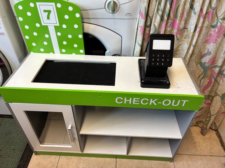 Wooden shopping check-out counter/till